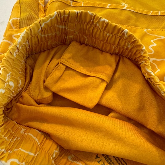 ATHLETA Shorts Mesh Racer Run Mid Rise 4" Size Small Yellow - Picture 4 of 4